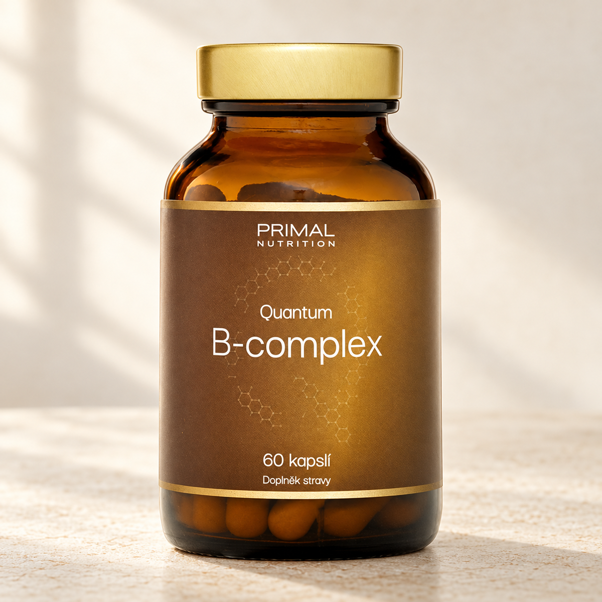 Quantum B-Complex od Primal Nutrition – lahvička se zlatým víčkem na světlém podkladu