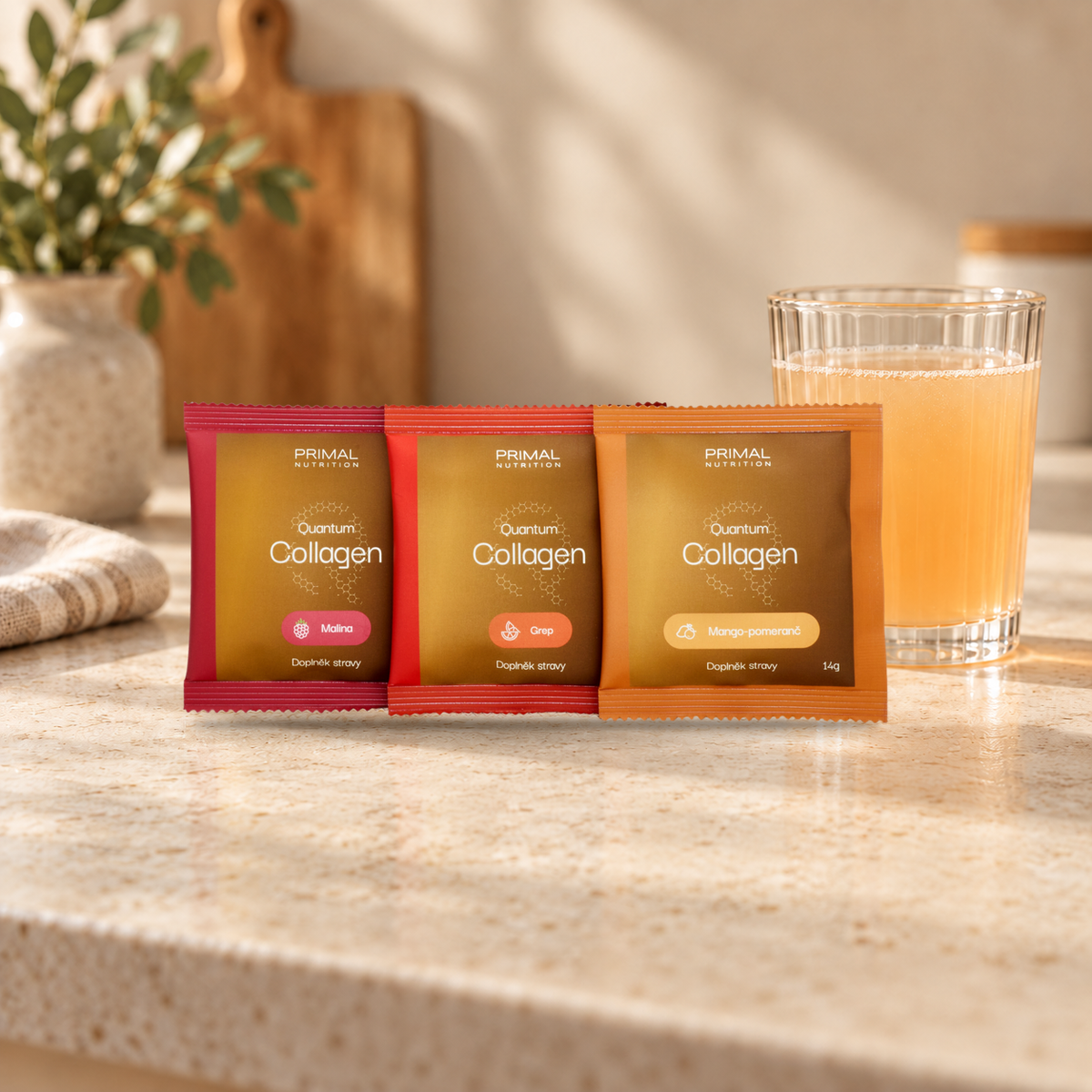 Tři sáčky Quantum Collagen v příchutích malina, grep a mango-pomeranč se sklenicí nápoje