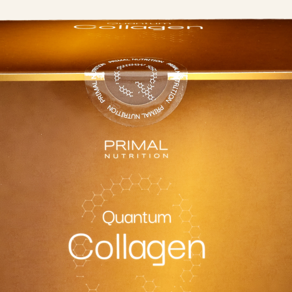 Detail originálního obalu Quantum Collagen – ochranná pečeť, logo Primal Nutrition a zlatý vzor