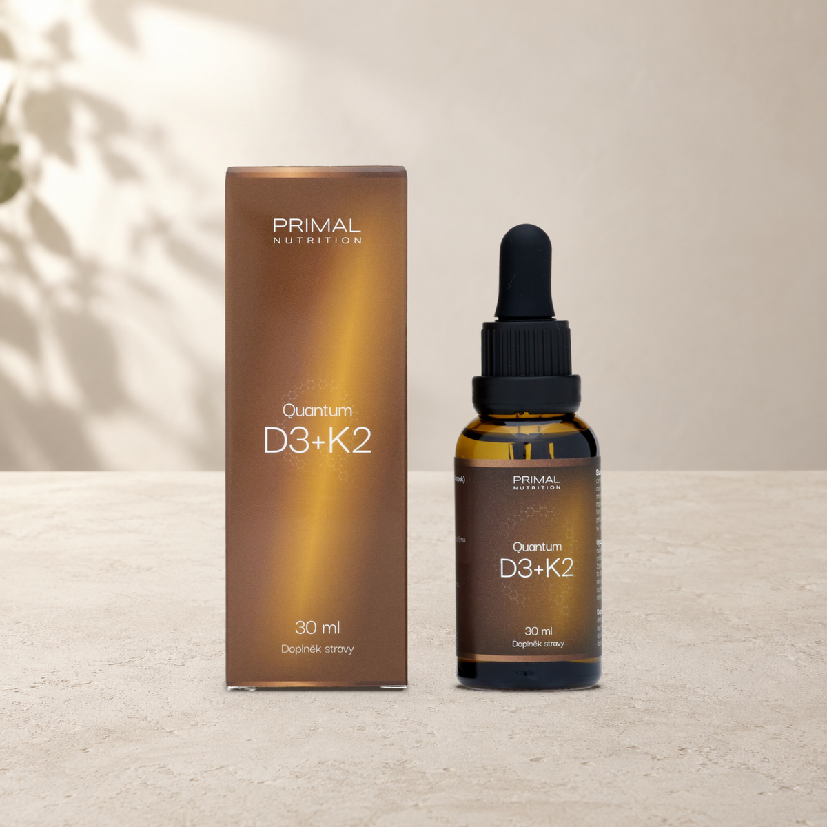 Quantum D3 + K2 od Primal Nutrition – lahvička s kapátkem a krabička na světlém podkladu