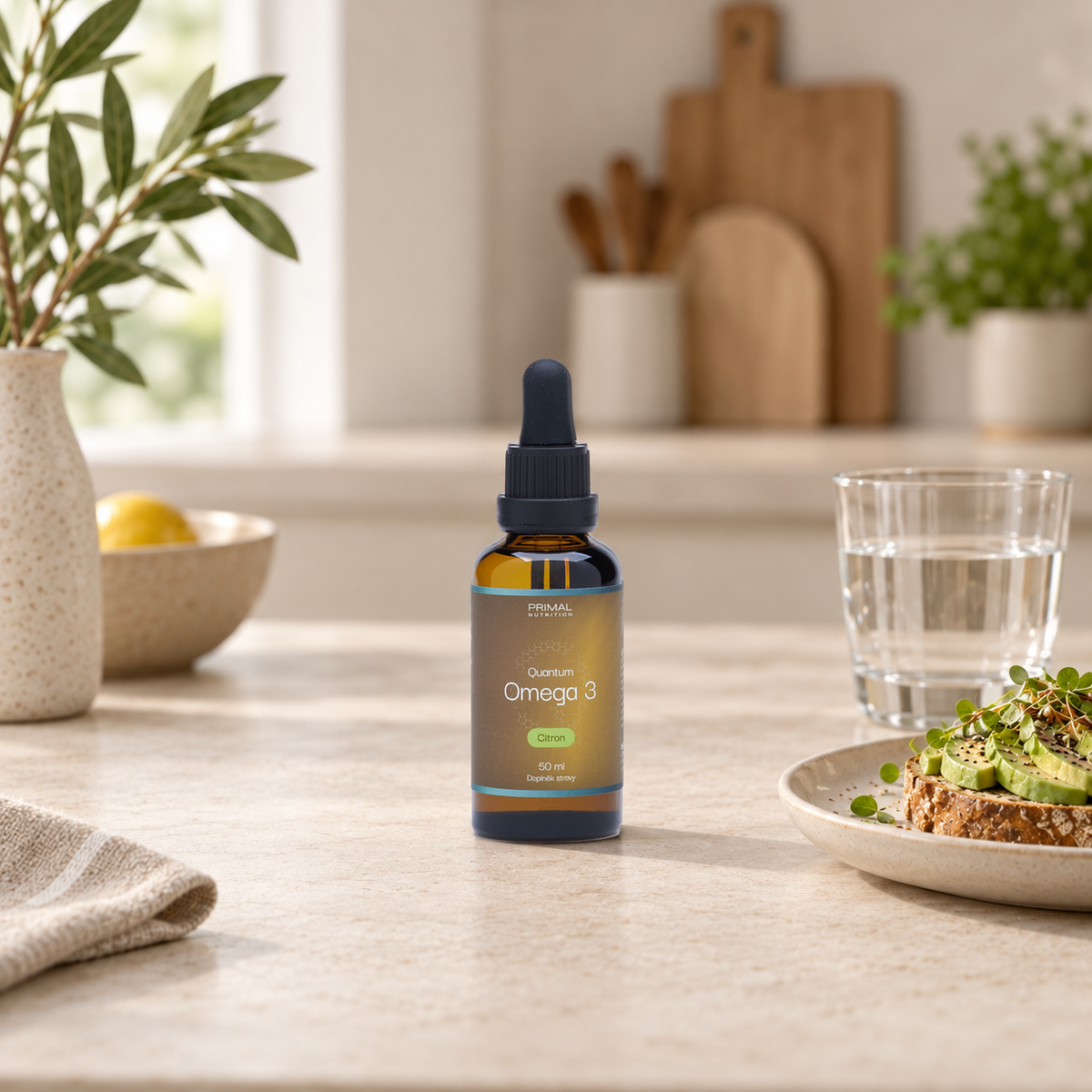 Lahvička Quantum Omega 3 vedle avokádového toastu a sklenice vody při snídani