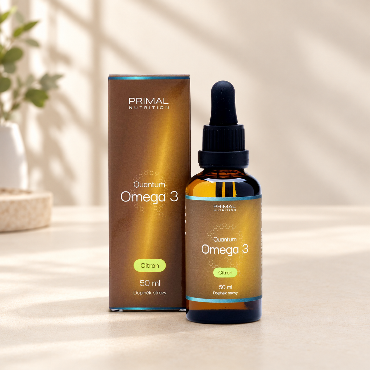 Quantum Omega 3 od Primal Nutrition – lahvička s kapátkem a krabička na světlém podkladu