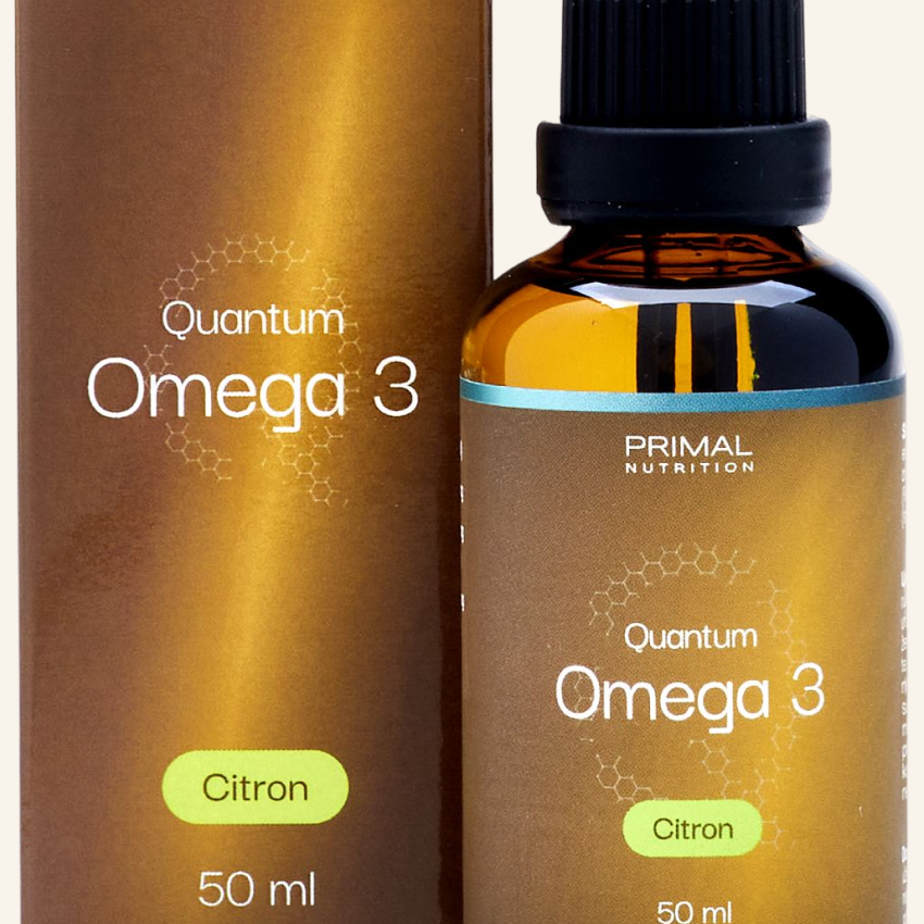 Detail originálního obalu Quantum Omega 3 – zlatá etiketa, hnědé sklo a kapátko